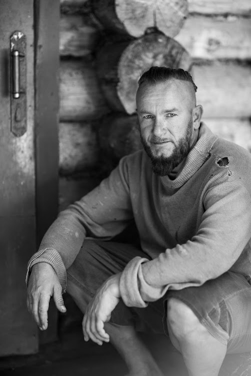 Сегодня прекрасному художнику, участнику многих выставок, талантливому живописцу Павлу Полякову исполнилось 50 лет. Творческого вдохновения и долгих лет жизни!